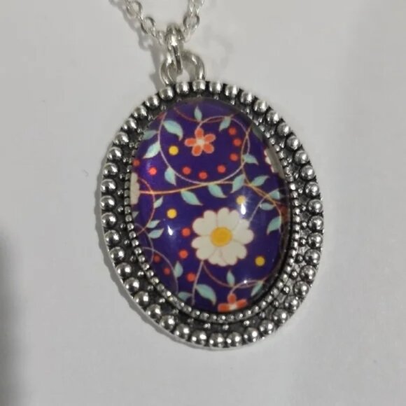 Handcrafted Floral Pendant Necklace with Silver Chain – Botanical Elegance - Picture 6 of 8